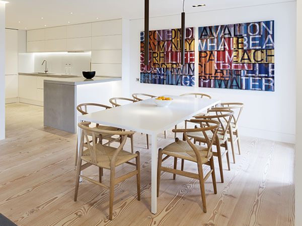 Bộ bàn ăn 8 ghế được thiết kế mang phong cách độc đáo góp phần mang tới không khí gia đình hạnh phúc và đầm ấm.